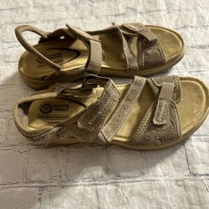 EARTH SPIRIT GELRON CUSHION SUEDE WALKING HOOK LOOP TAUPE WOMEN’S SANDALS 7.5
